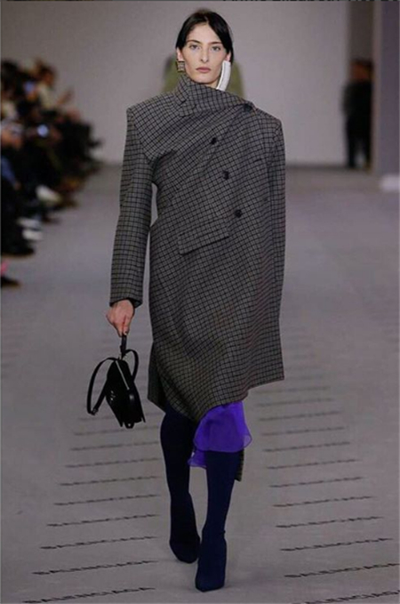 不明白这款服装到底是在干啥?