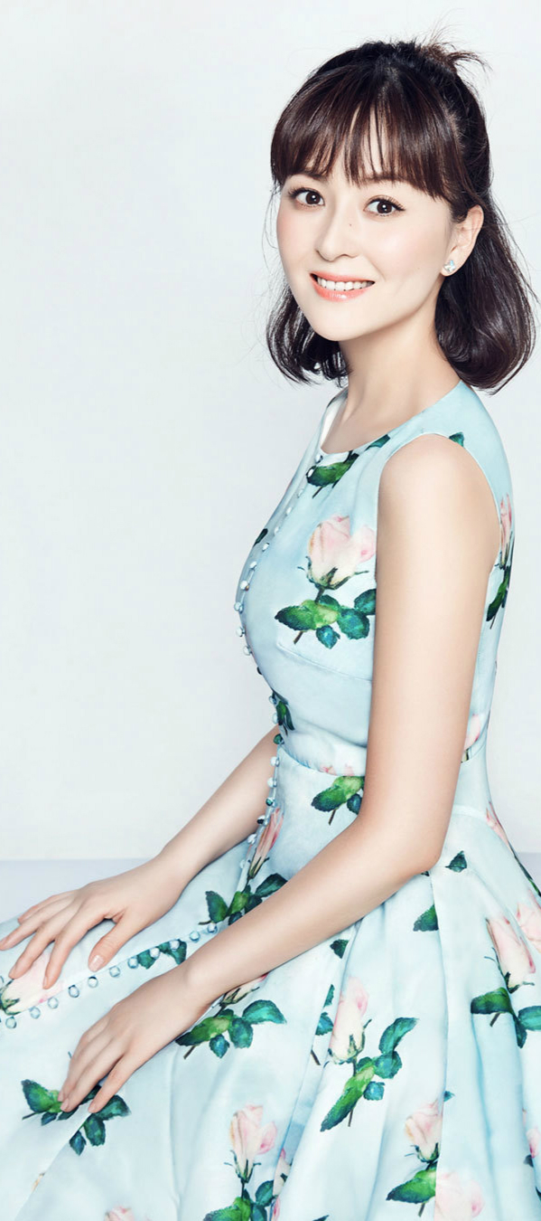 戴娇倩夏日清凉大片 冻龄肌肤羡煞众人